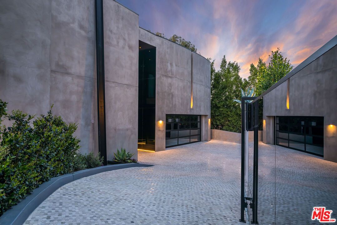 Attached, Exterior, Facade, Modern