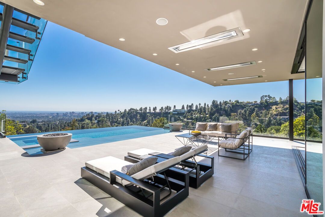 Exterior, Pool, Recessed Lighting