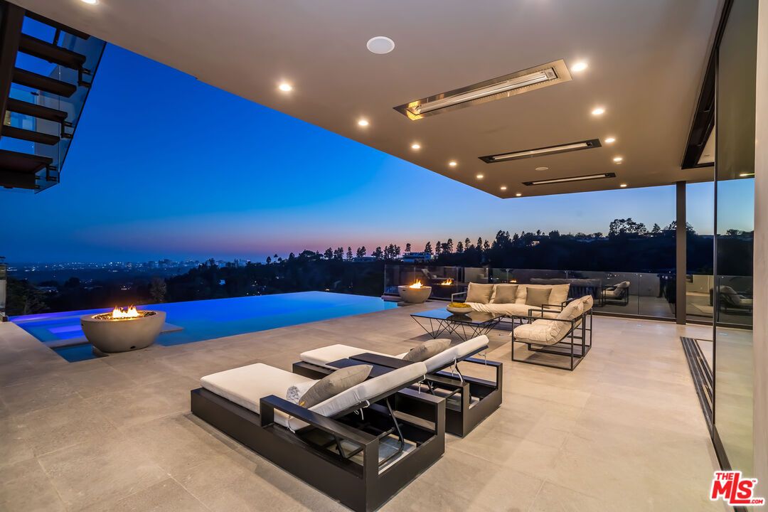 Exterior, Pool, Recessed Lighting