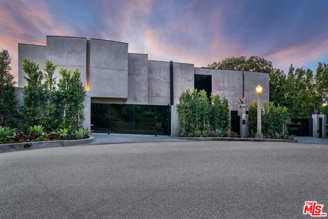 Attached, Exterior, Facade, Modern