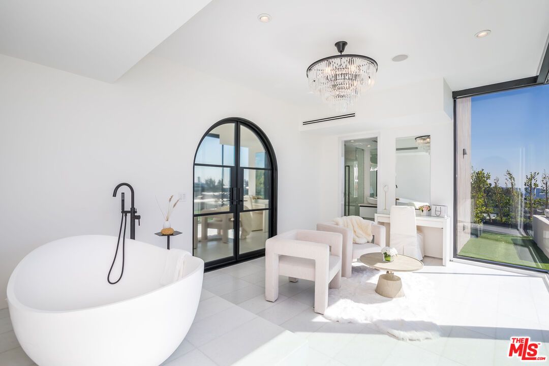Bathroom, Chandelier, Free Standing Baths, Interior, Recessed Lighting