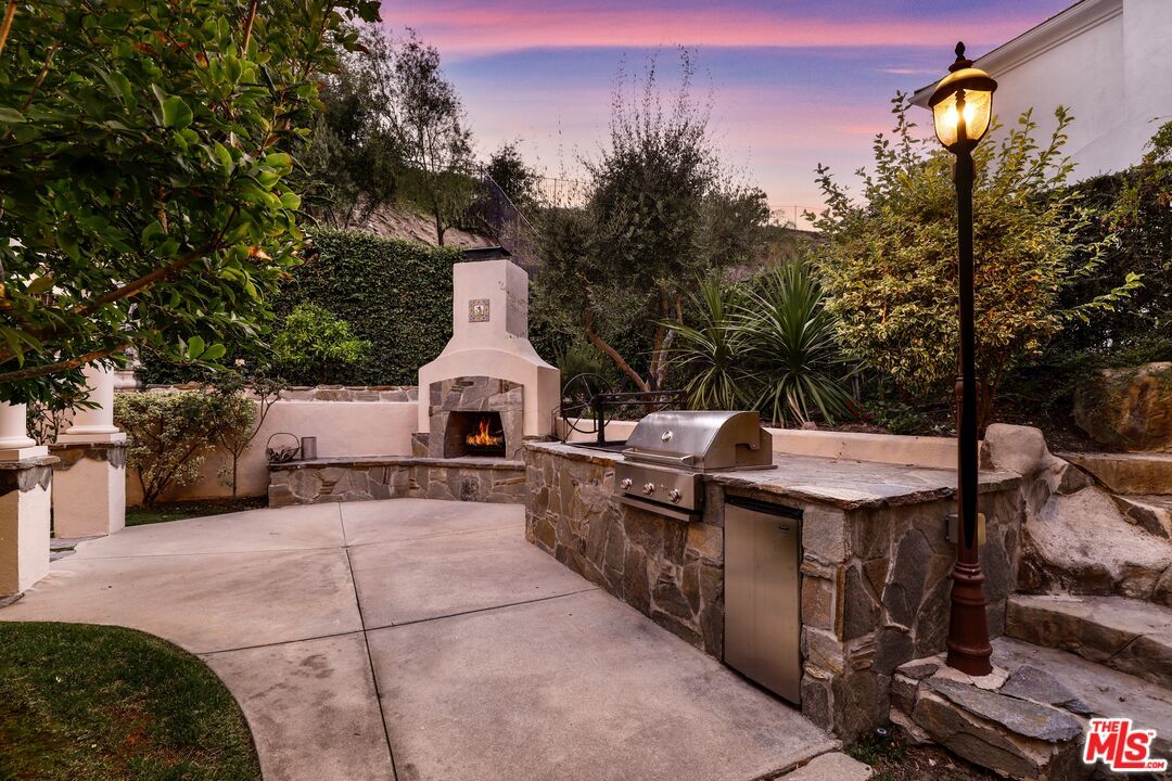 Exterior, Fireplace, Outdoor Kitchen