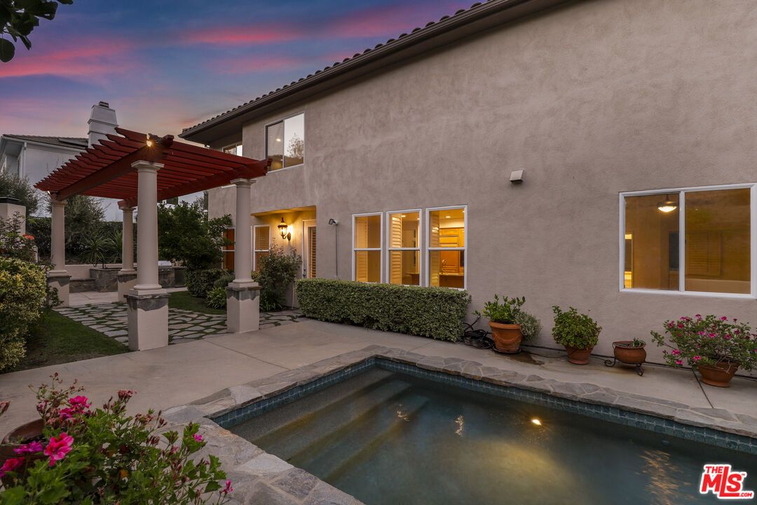 Exterior, Outdoor Kitchen, Pool