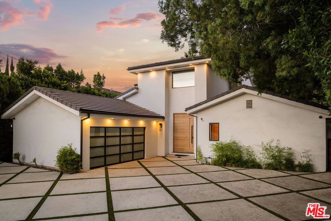 Attached, Exterior, Facade, Modern