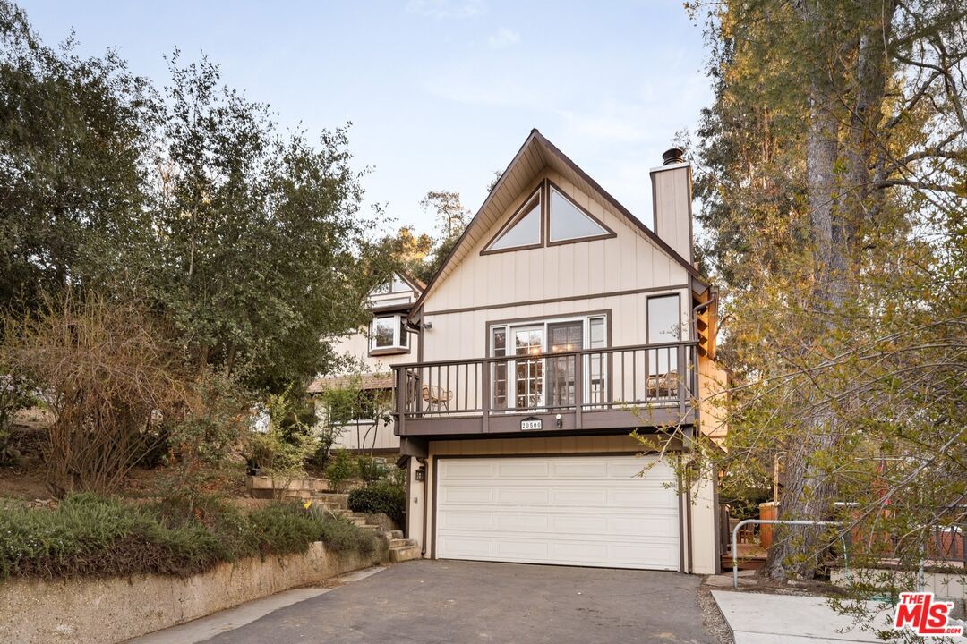 Attached, Exterior, Facade, Tudor Revival