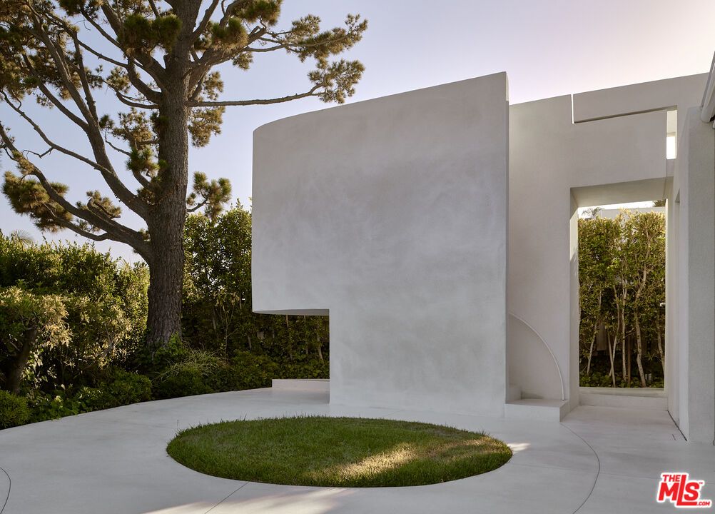 Backyard, Exterior, Facade, Modern