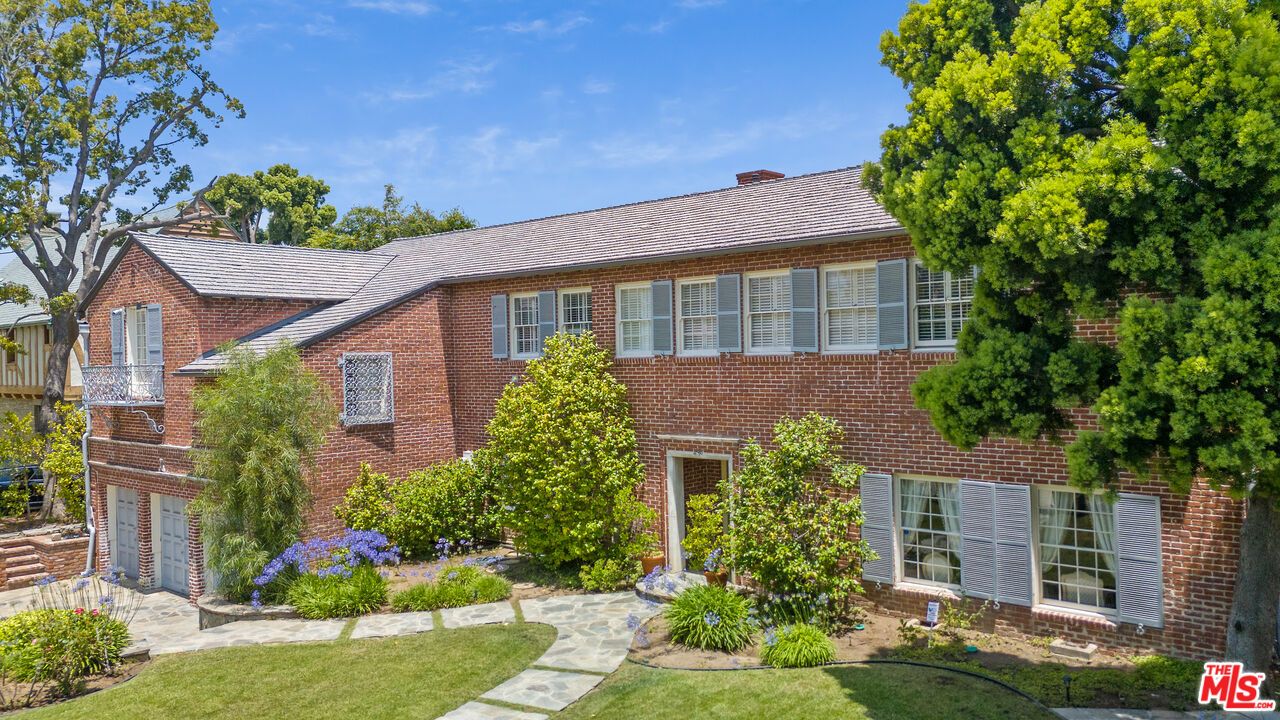 Exterior, Facade, Brick Facade, Georgian