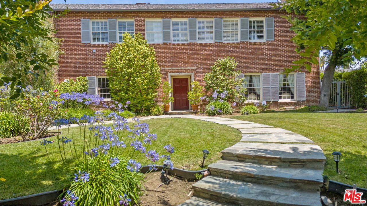 Exterior, Facade, Brick Facade, Georgian