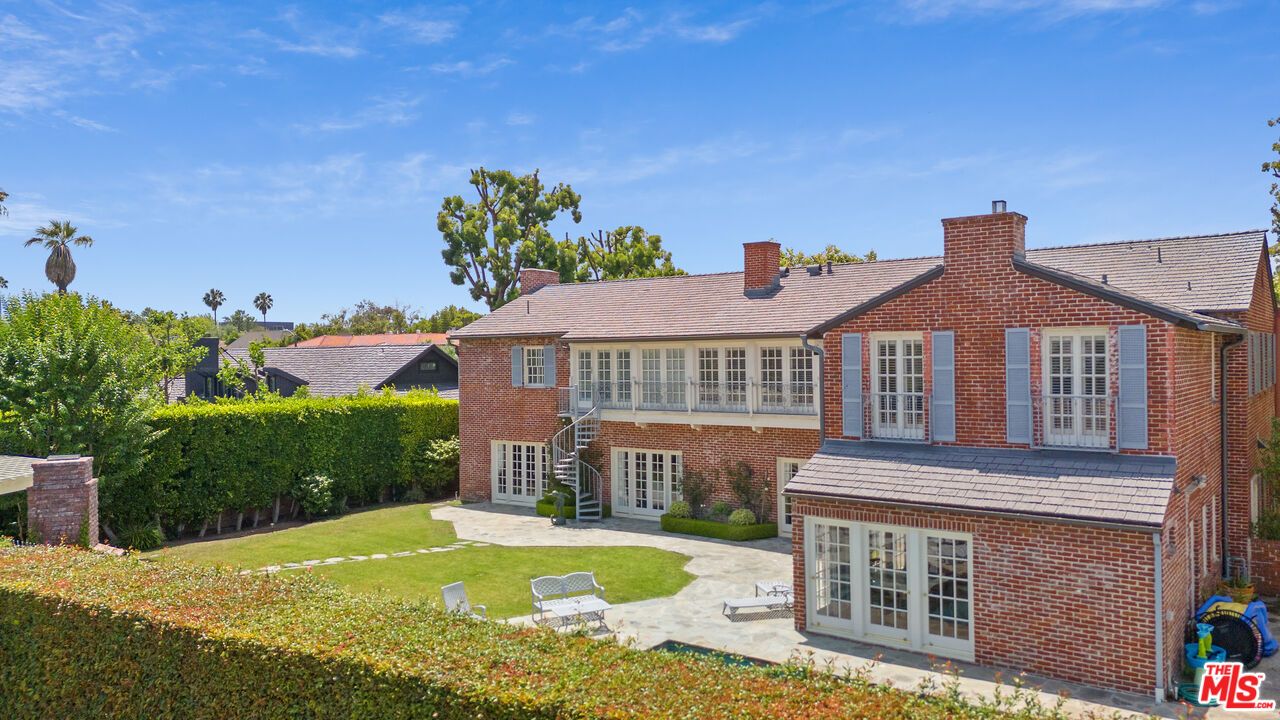 Backyard, Exterior, Facade, Brick Facade, Cape Cod