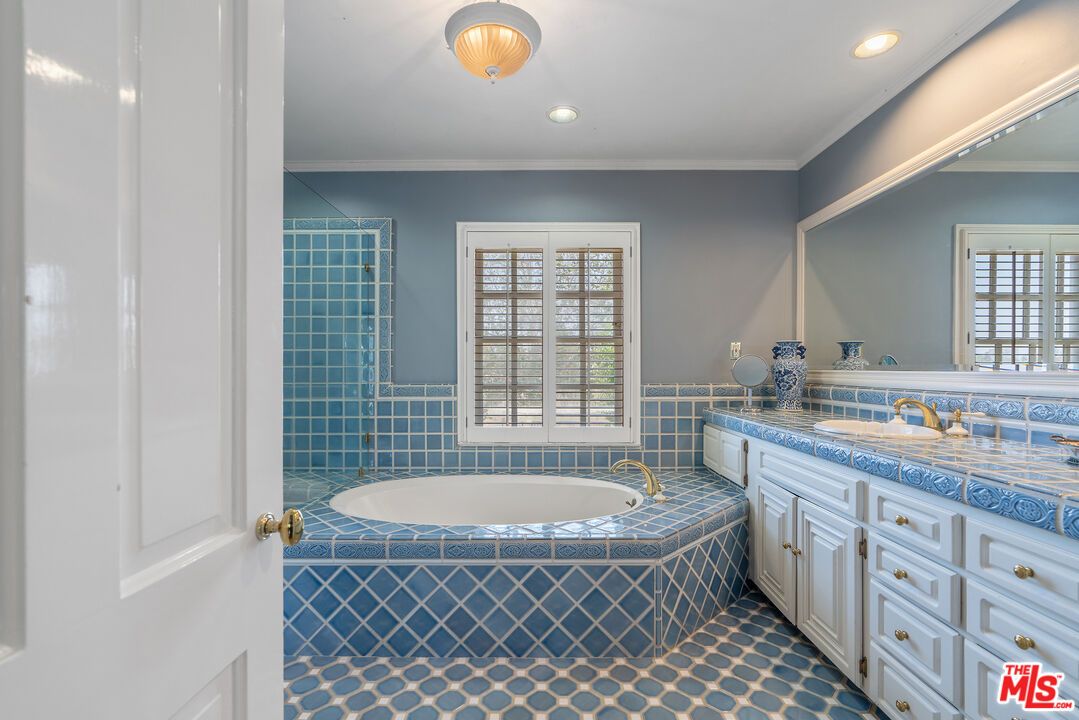 Bathroom, Interior, Recessed Lighting, Tile Countertops