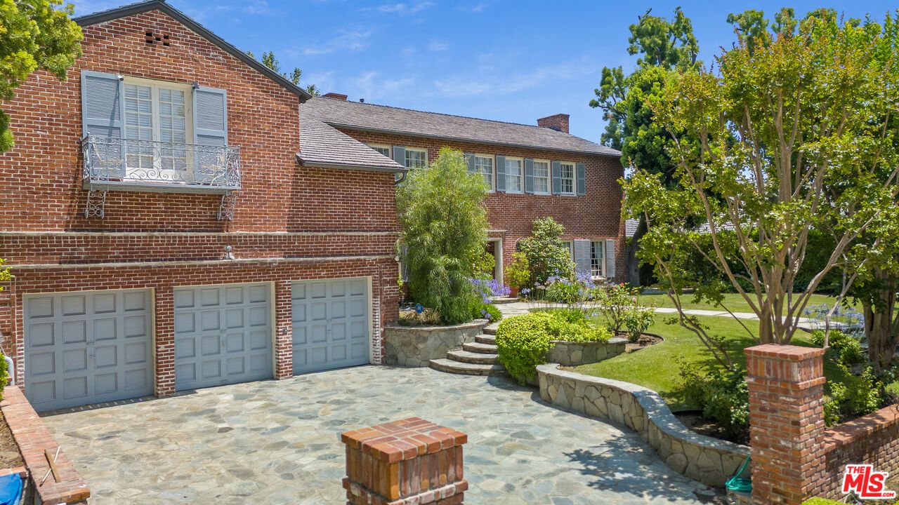 Attached, Exterior, Facade, Brick Facade, Georgian