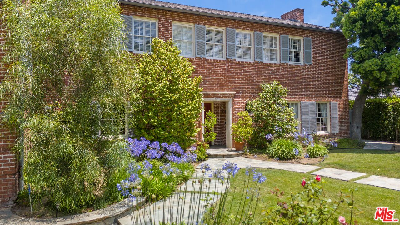 Exterior, Facade, Brick Facade, Georgian