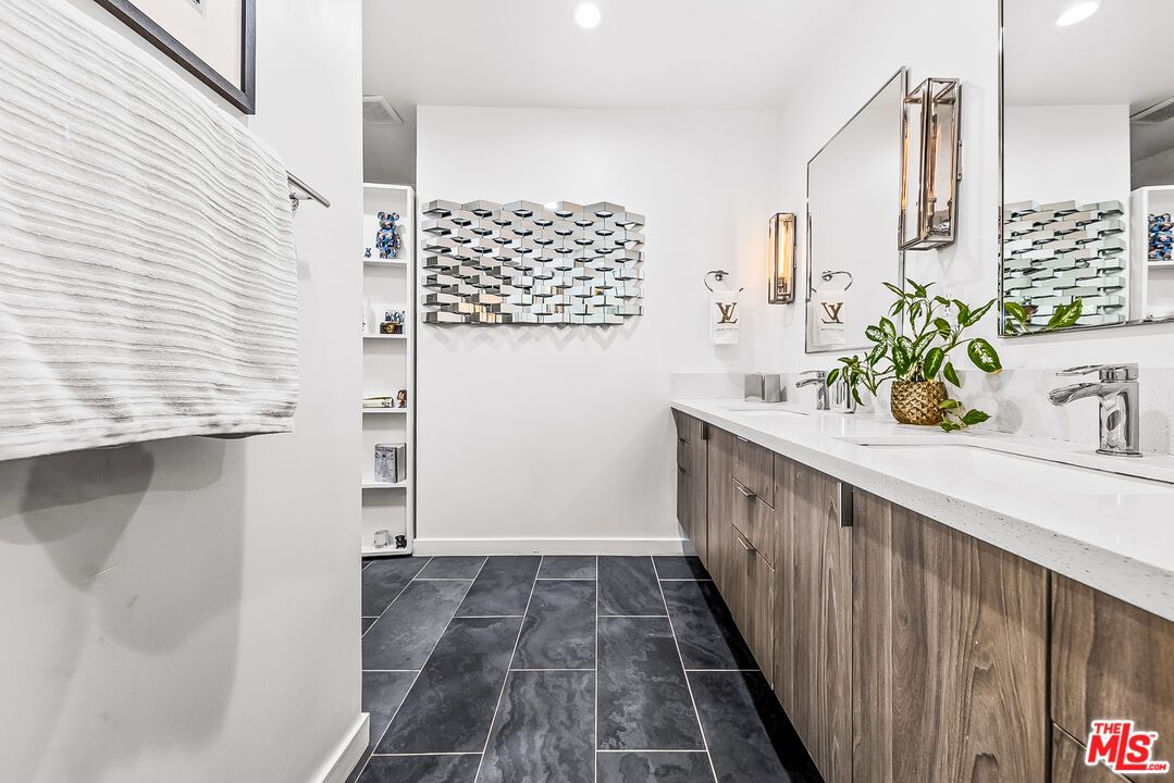 Bathroom, Dual Sink Vanities, Interior, Recessed Lighting