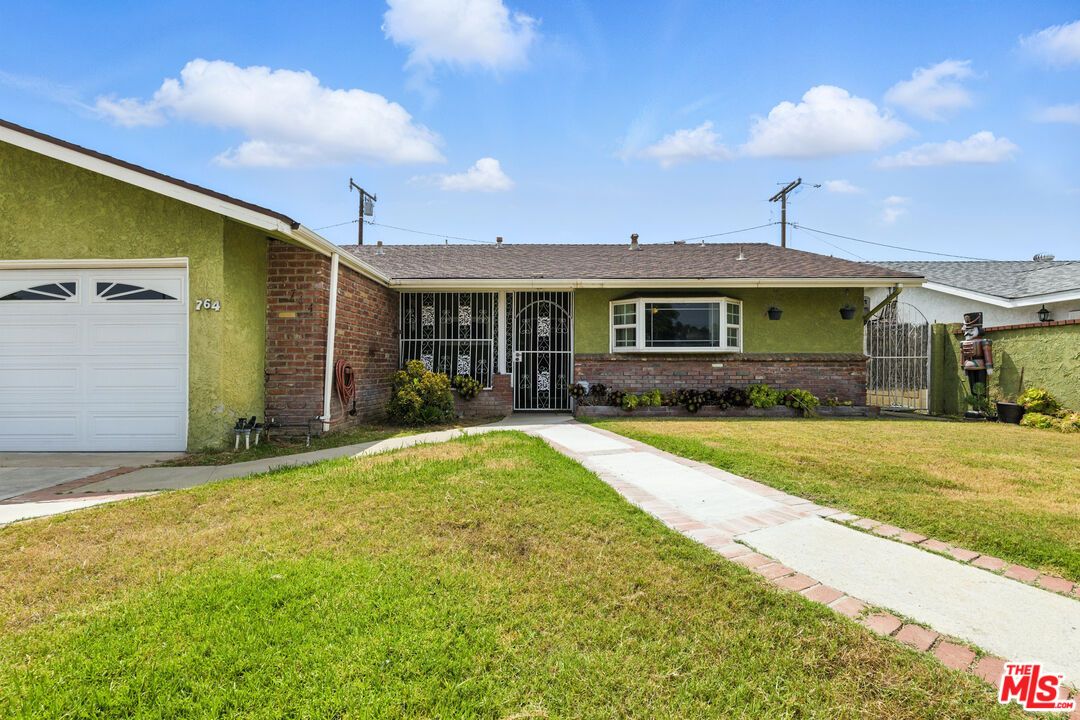 Attached, Backyard, Exterior, Facade, Brick Facade, Ranch