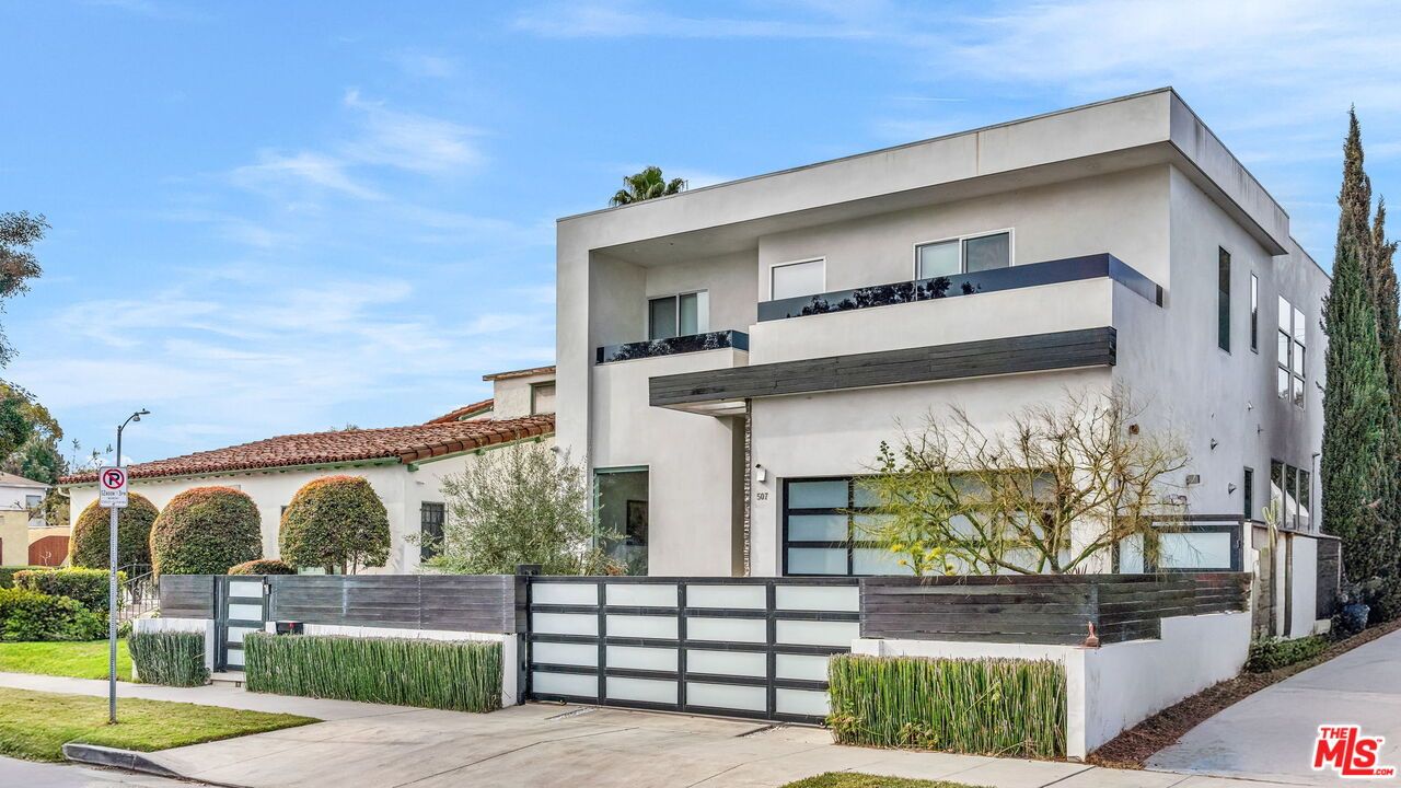 Attached, Exterior, Facade, Modern