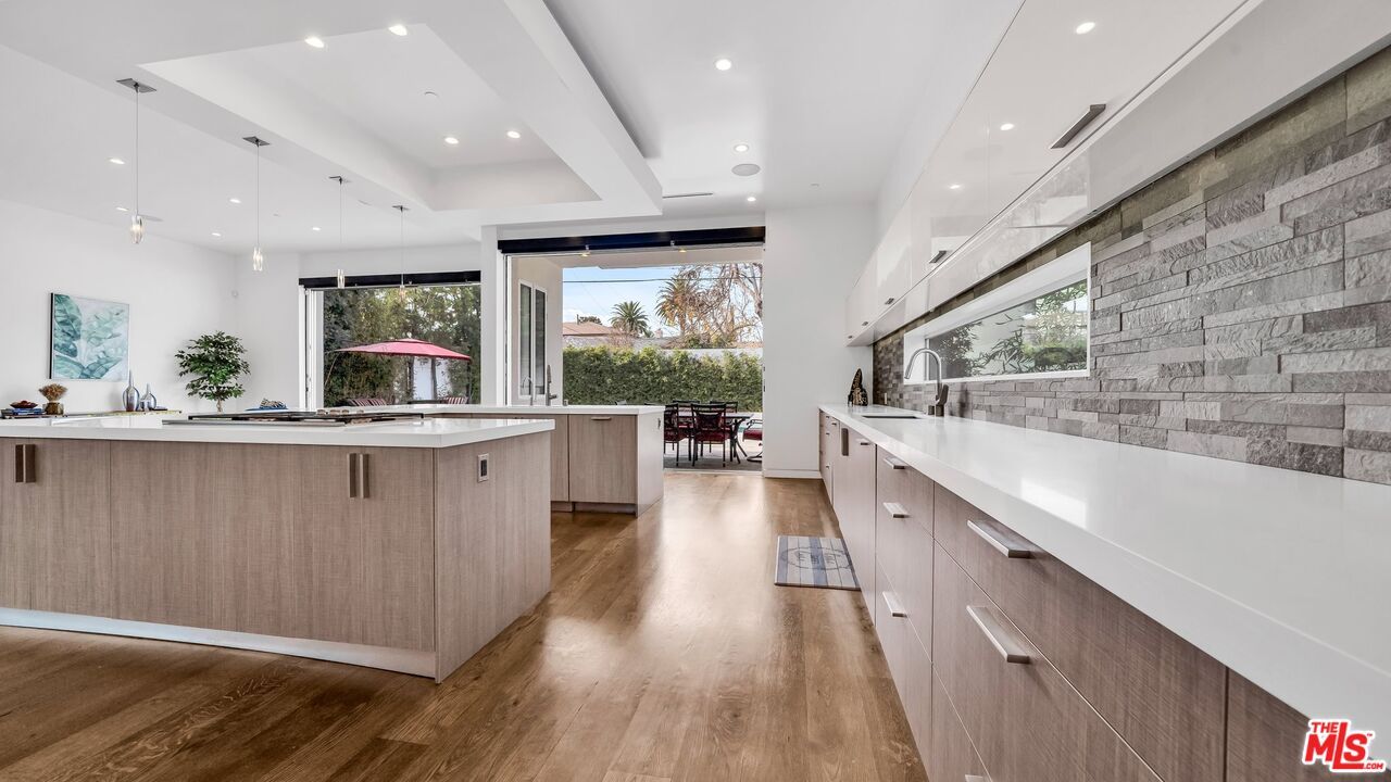 Dining room, Interior, Kitchen, Pendant Lights, Recessed Lighting, Wood Texture Flooring