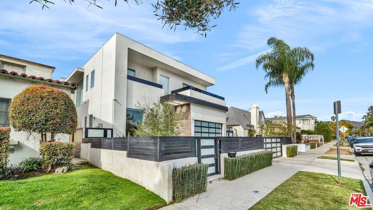 Attached, Exterior, Facade, Modern