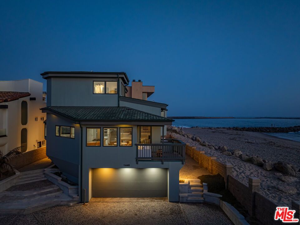 Attached, Exterior, Facade, Water, Modern