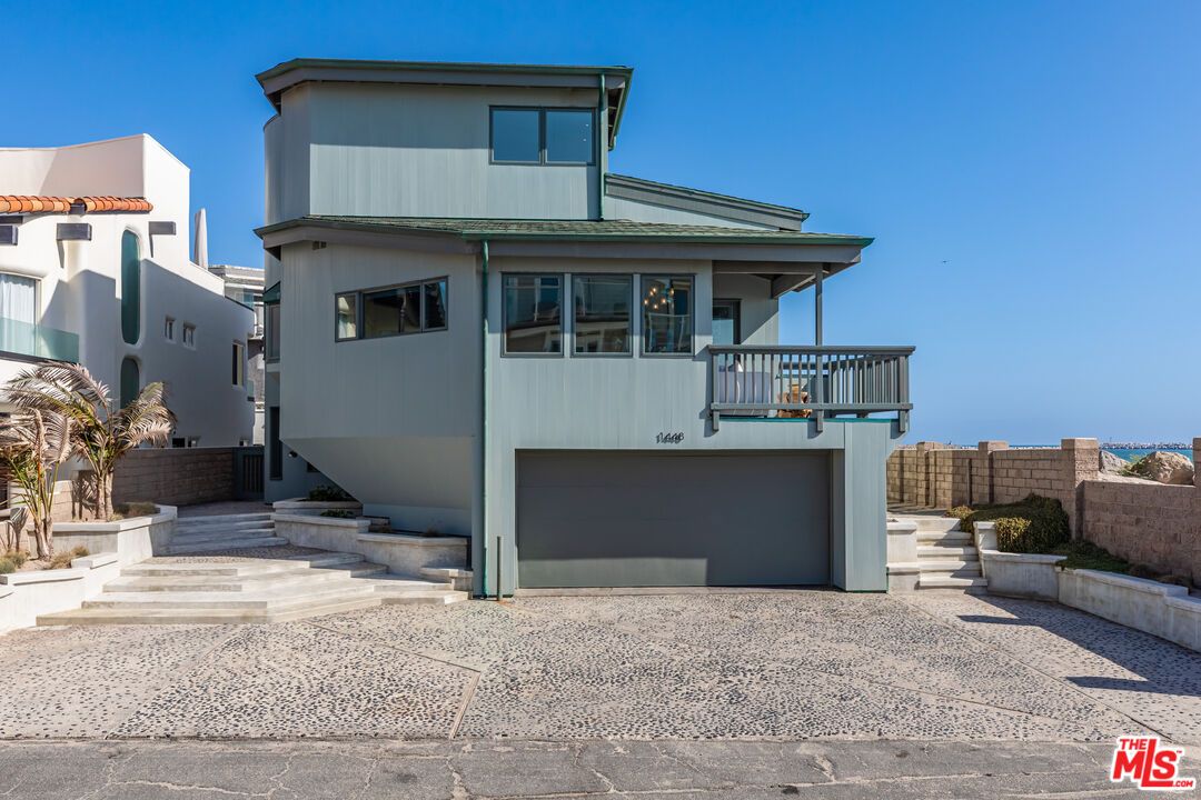 Attached, Exterior, Facade, Modern