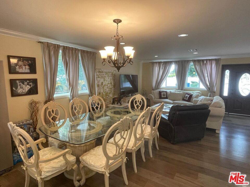 Chandelier, Dining room, Interior, Living room, Recessed Lighting, Wood Texture Flooring