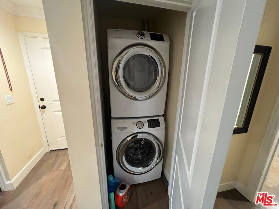 Interior, Utility Closets, Washer, Wood Texture Flooring