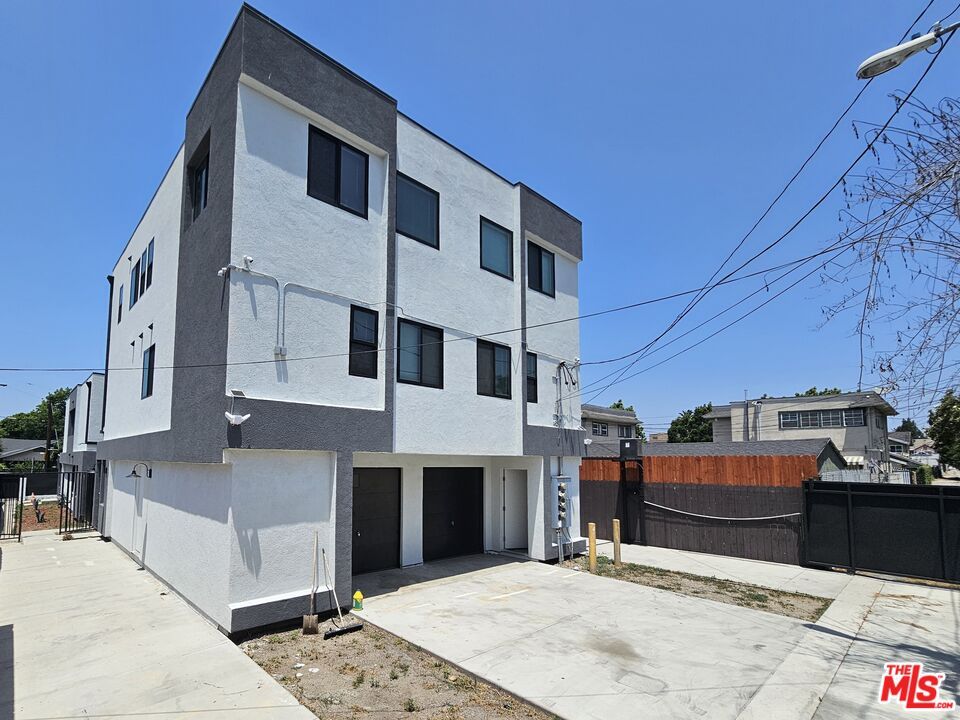 Attached, Exterior, Facade, Modern