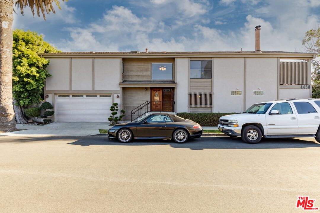 Attached, Exterior, Facade, Modern