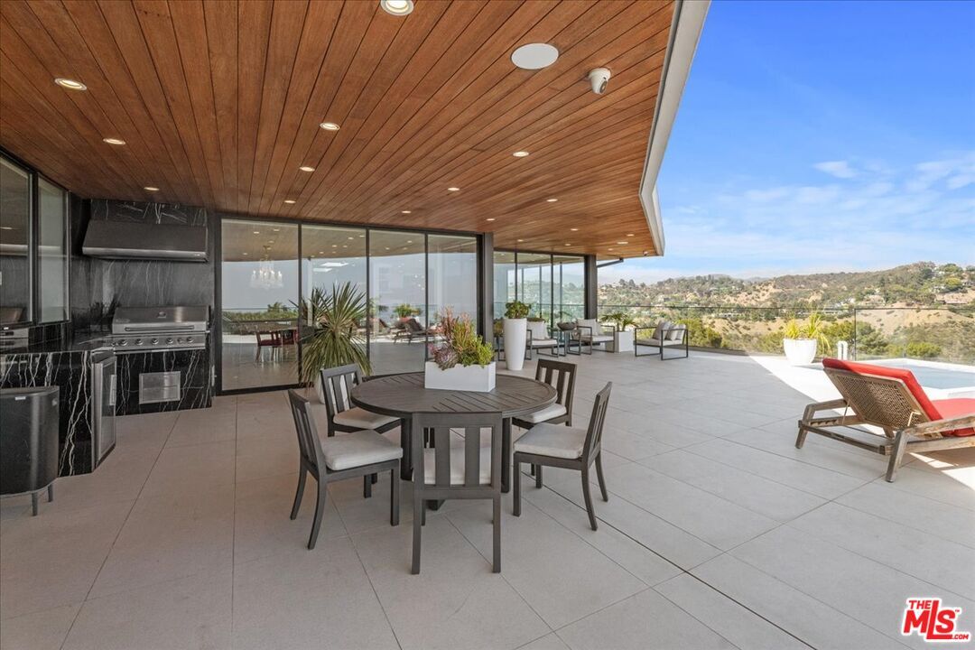 Exterior, Outdoor Kitchen