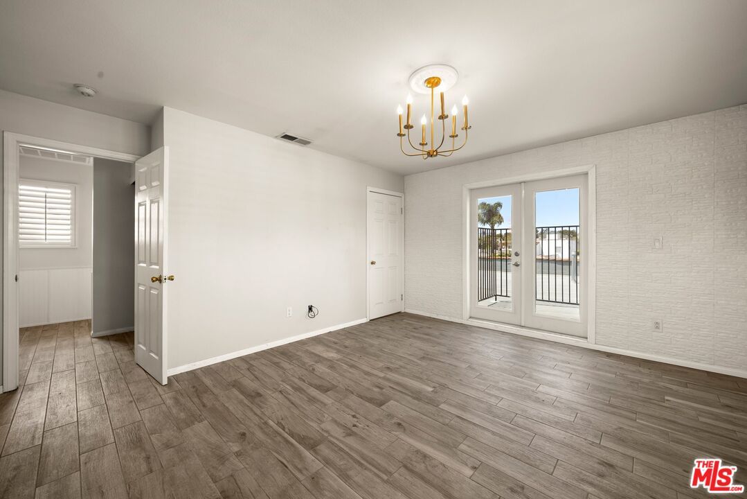 Chandelier, Empty room, Interior, Wood Texture Flooring