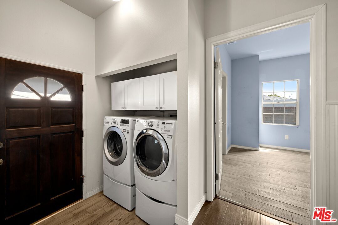 Interior, Washer, Wood Texture Flooring