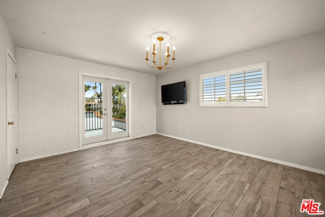 Chandelier, Empty room, Interior, Wood Texture Flooring