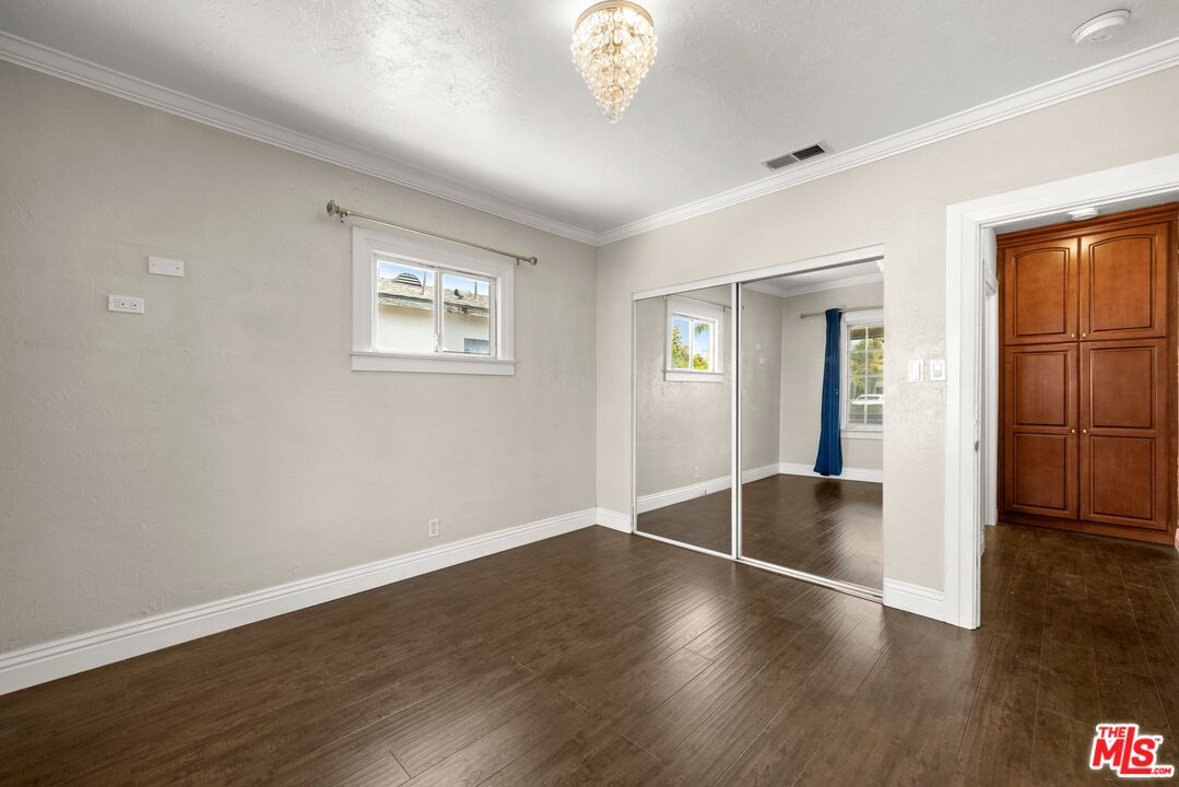 Chandelier, Empty room, Interior, Wood Texture Flooring