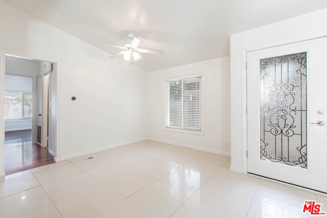 Empty room, Interior