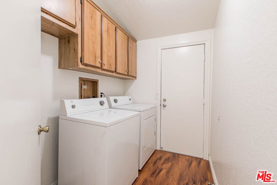 Interior, Washer, Wood Texture Flooring