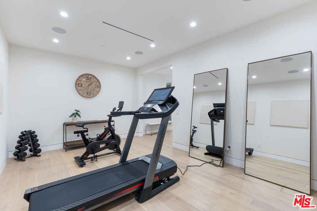 Fitness Equipment, Interior, Recessed Lighting, Wood Texture Flooring