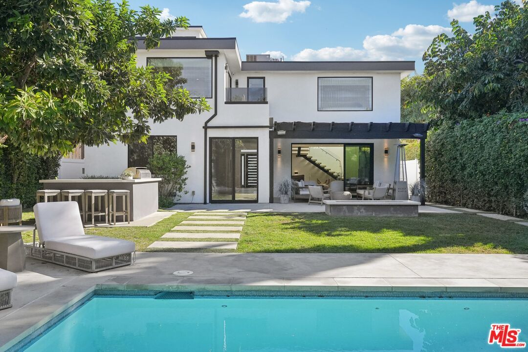 Exterior, Outdoor Kitchen, Pool