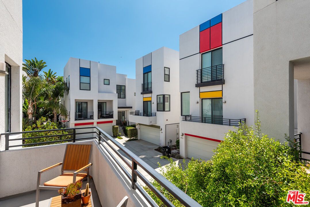 Exterior, Facade, Modern