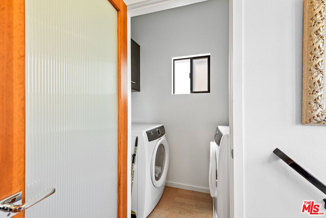 Interior, Washer, Wood Texture Flooring