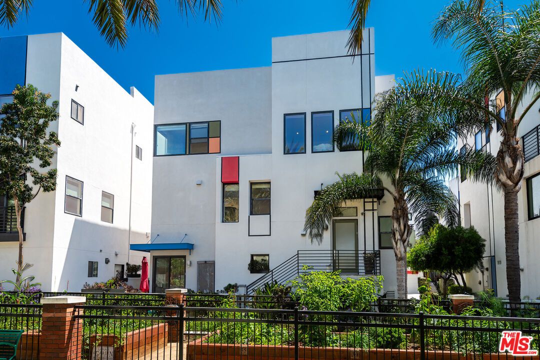 Exterior, Facade, Modern