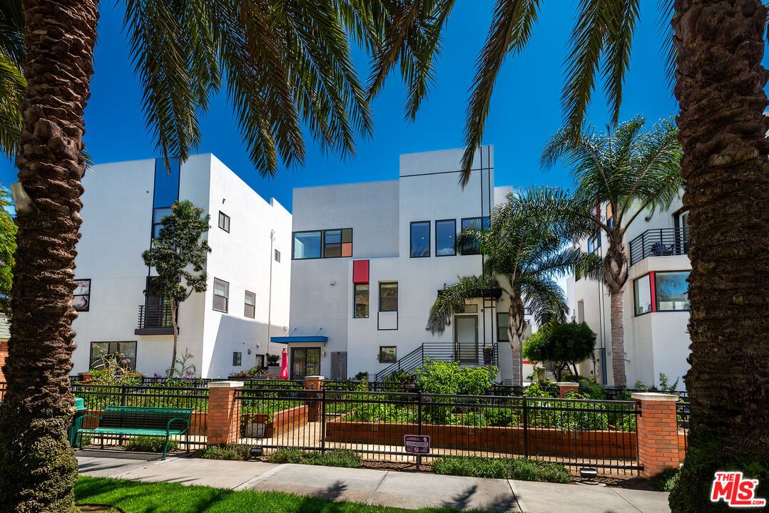 Exterior, Facade, Modern