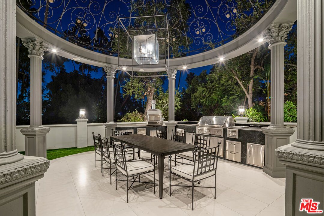 Exterior, Outdoor Kitchen