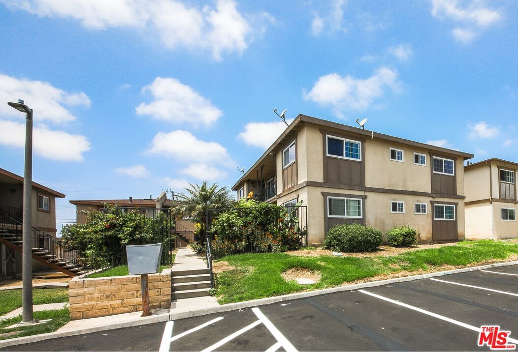 Exterior, Facade, Modern