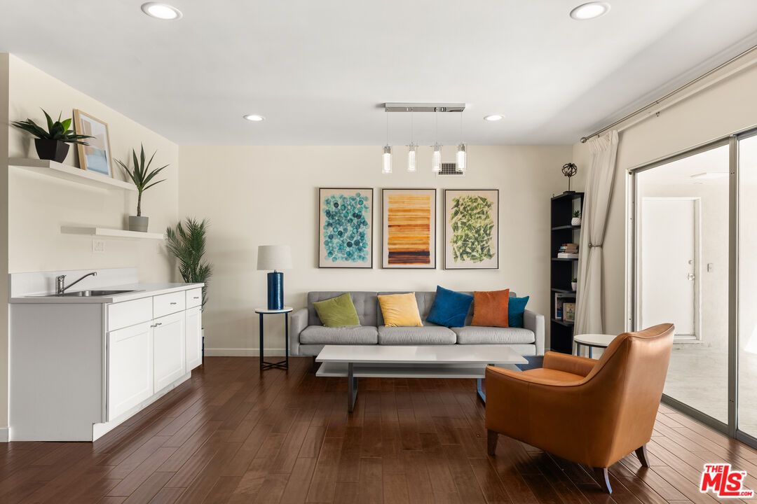 Interior, Living room, Pendant Lights, Recessed Lighting, Wood Texture Flooring