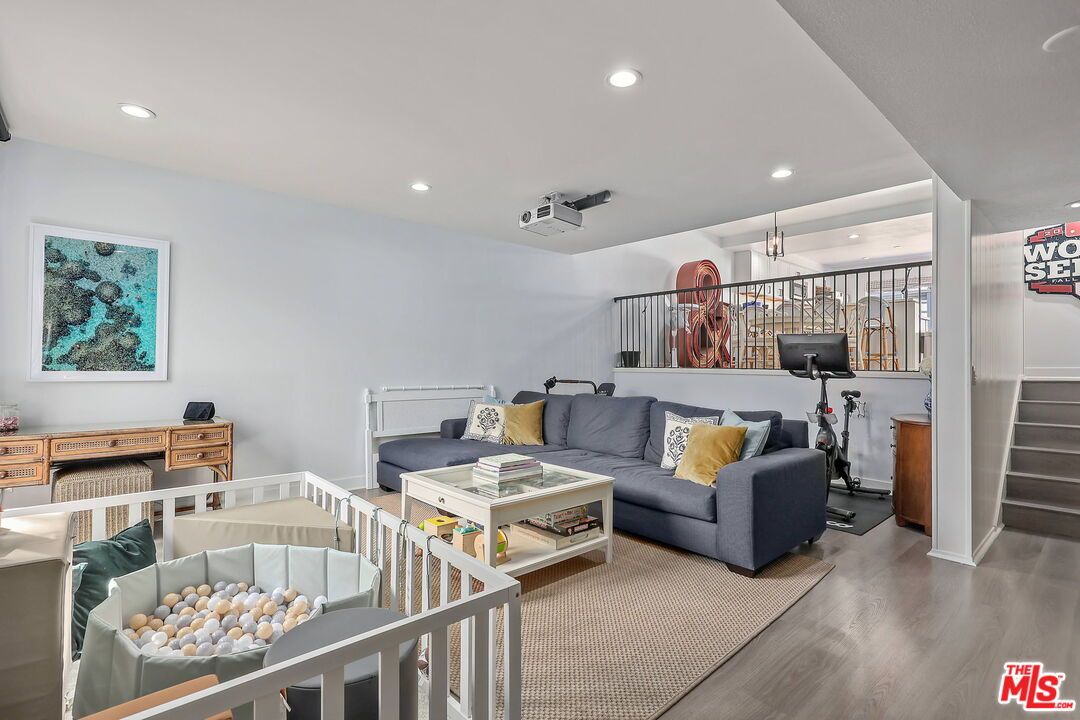 Fitness Equipment, Interior, Living room, Recessed Lighting, Wood Texture Flooring