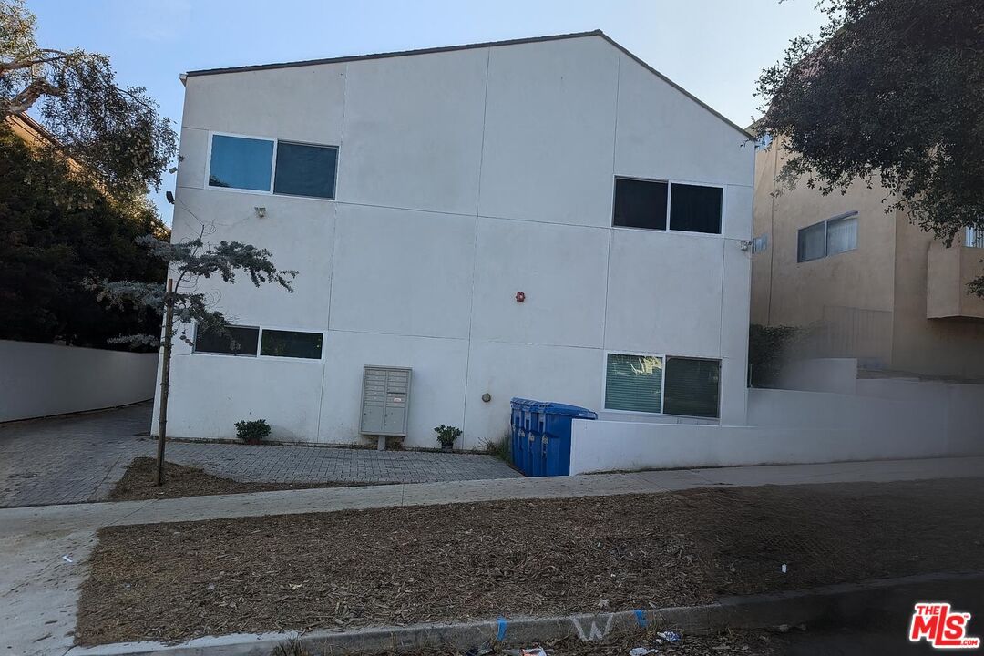 Exterior, Facade, Modern