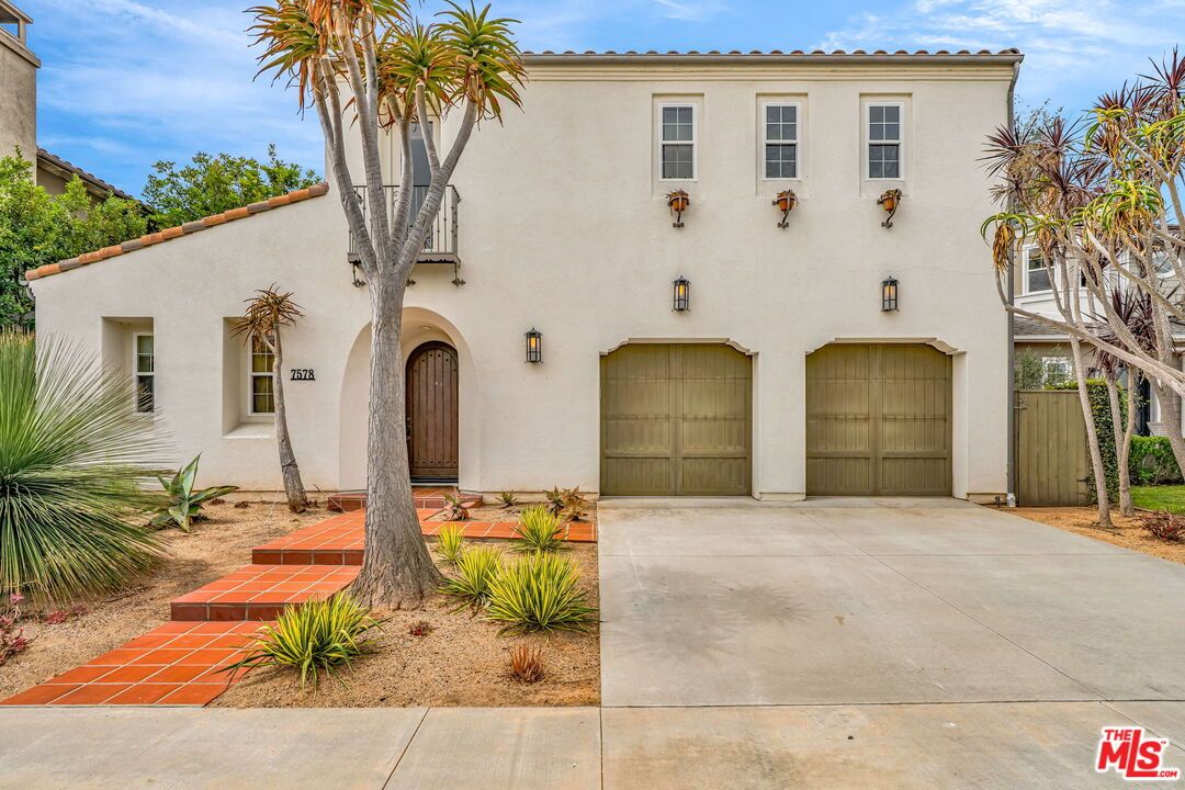 Attached, Exterior, Facade, Spanish Mediterranean