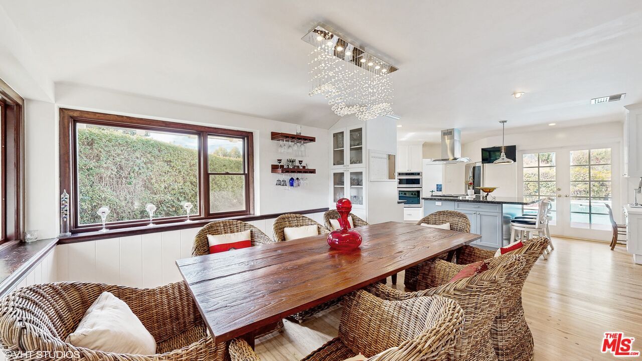Chandelier, Dining room, Interior, Kitchen, Pendant Lights, Recessed Lighting, Wood Texture Flooring