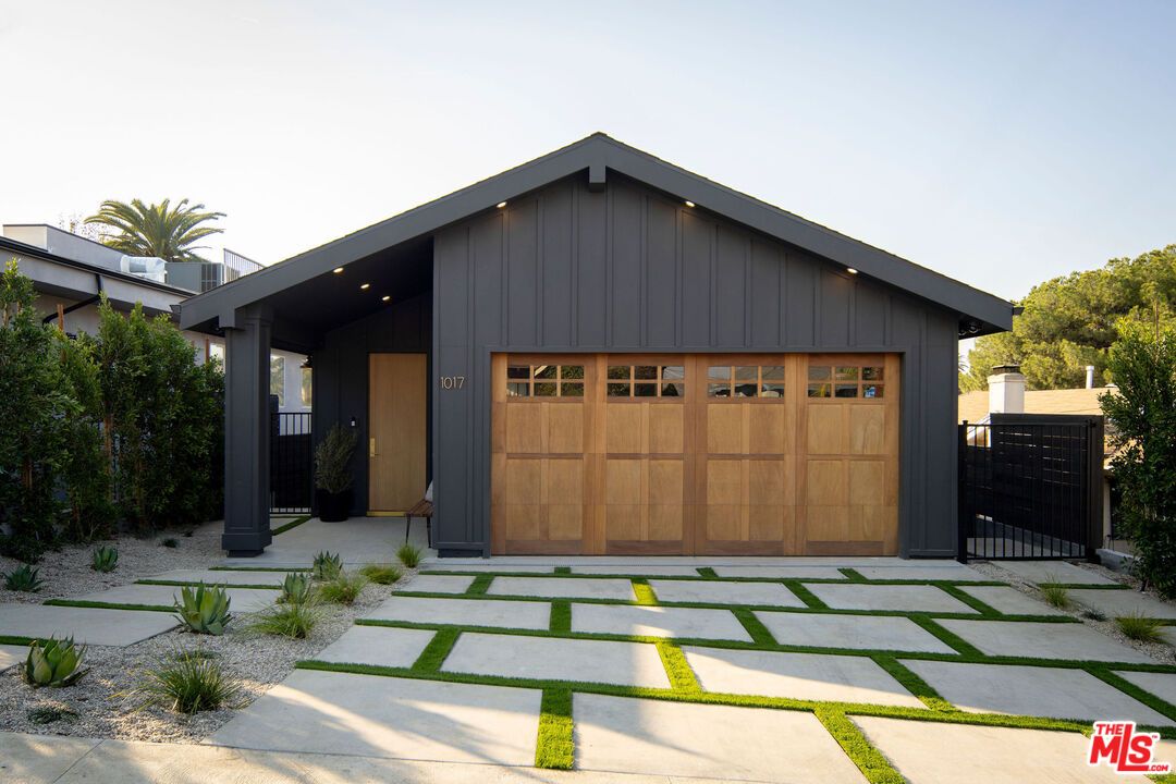 Attached, Exterior, Facade, Modern