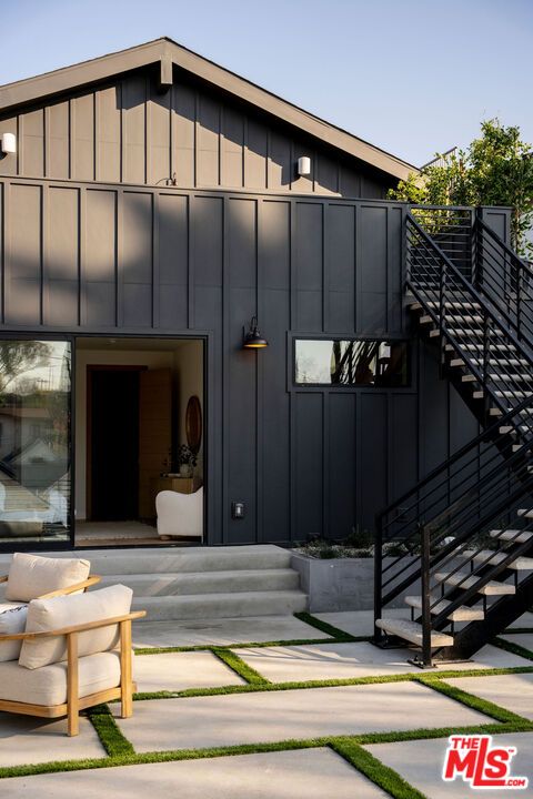 Exterior, Facade, Modern