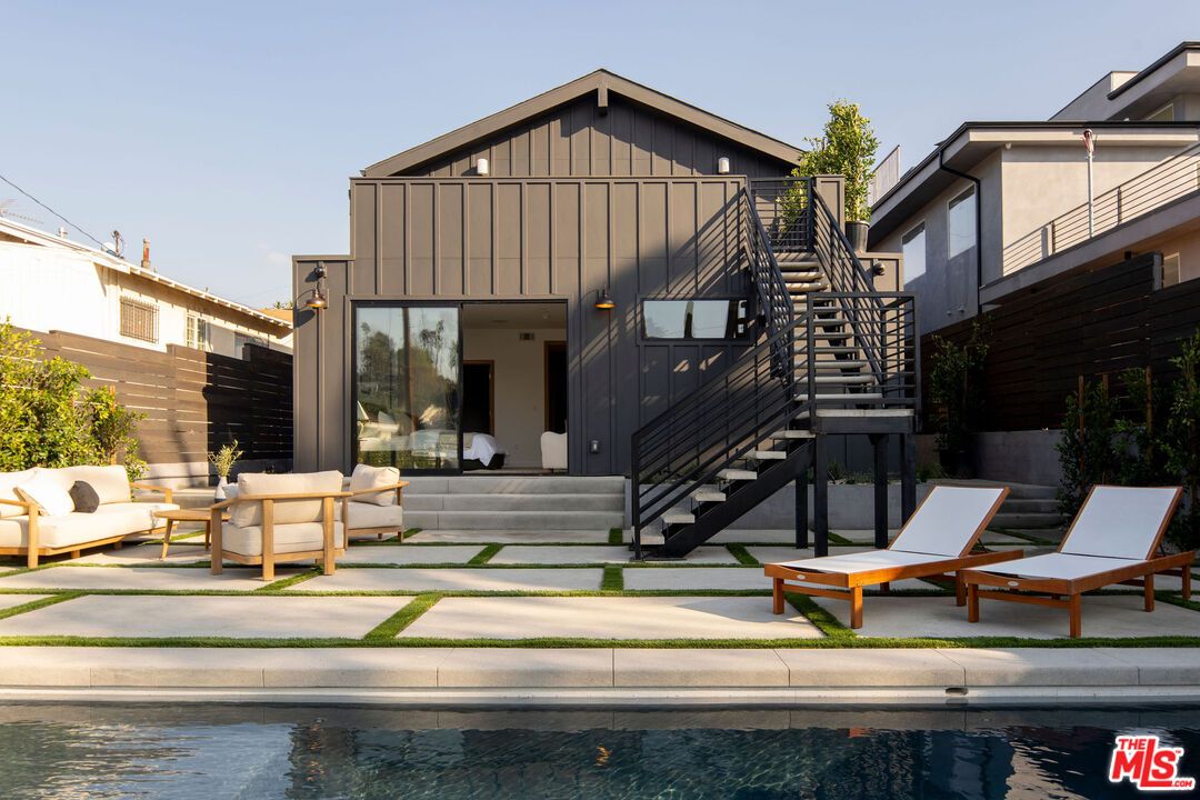 Exterior, Facade, Pool, Modern
